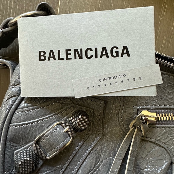 BALENCIAGA SMALL LE CAGOLE SHOULDER BAG IN GREY WITH AGED SILVER HARDWARE - Picture 14 of 16